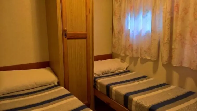 Karavan (4 adults + 2 children)