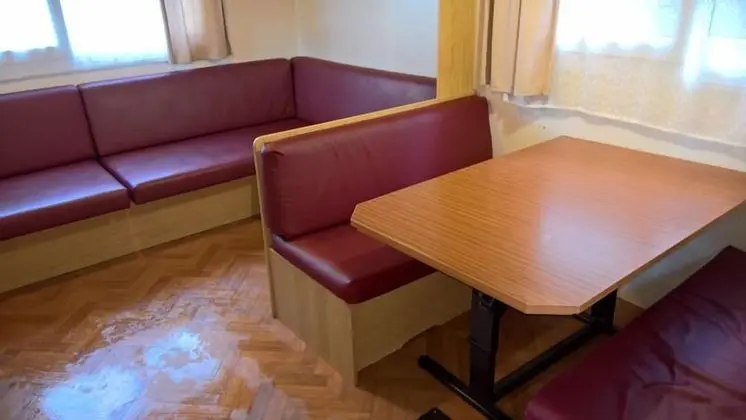 Karavan (4 adults + 2 children)