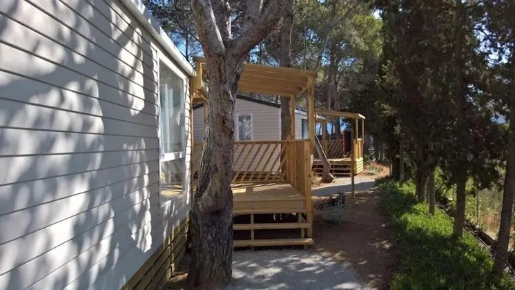 Karavan (4 adults + 2 children - A/C)