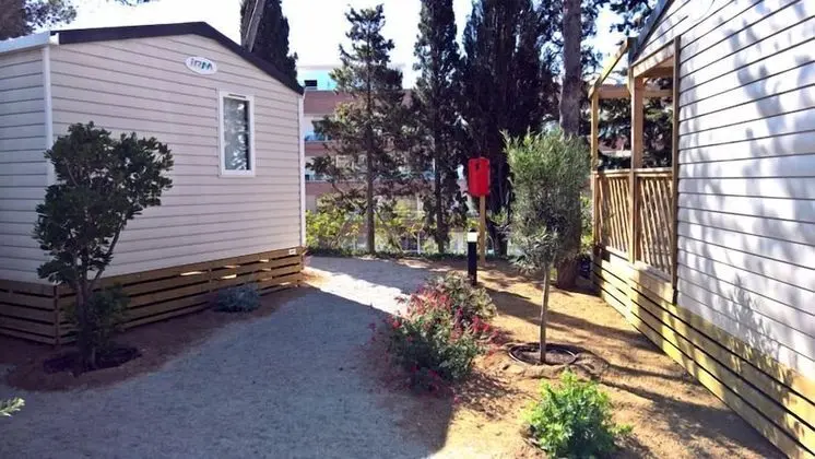 Karavan (4 adults + 2 children - A/C)