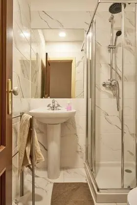 Deluxe Tek Büyük Yataklı Oda, Ortak Banyo