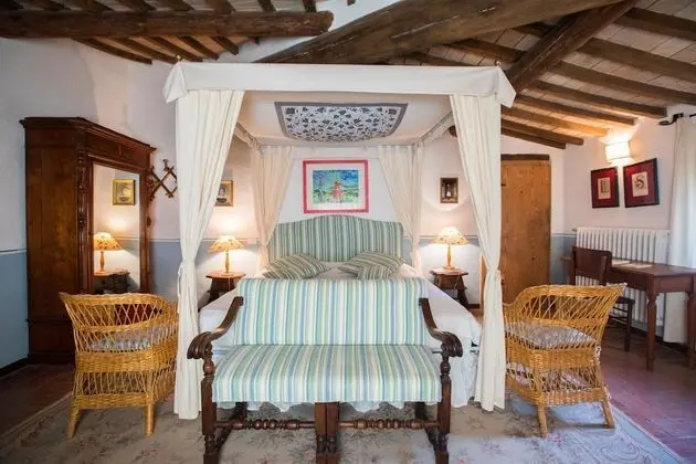 Traditional Tek Büyük Yataklı Oda