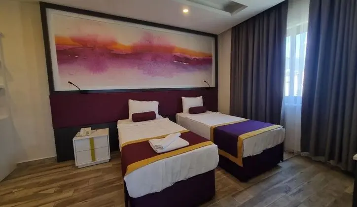 Standart Oda, Deniz veya Kara Manzaralı, Balkonlu