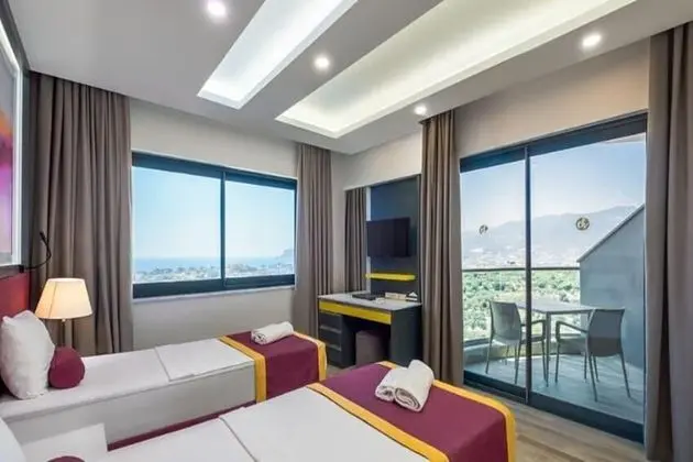 Standart Oda, Deniz veya Kara Manzaralı, Balkonlu