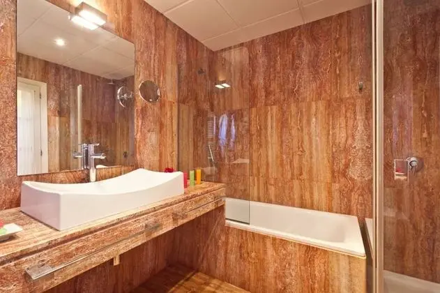 Deluxe Tek Büyük Yataklı Oda, Balkon, Bahçe Manzaralı