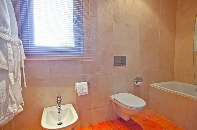 Tek Büyük Yataklı Oda, Balkon, Bahçe Manzaralı