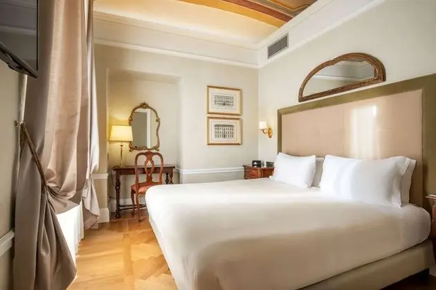 Junior Süit, 1 En Büyük (King) Boy Yatak, Sigara İçilebilir