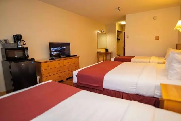 Oda, Birden Çok Yatak, Sigara İçilmez (1 Queen, 2 Twin Beds)