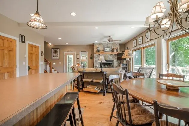 Ev, Birden Çok Yatak, Sıcak Su Havuzu