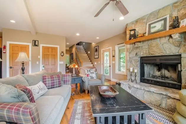 Ev, Birden Çok Yatak, Sıcak Su Havuzu