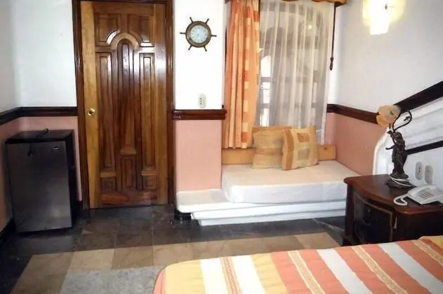 Junior Room, Quintuple