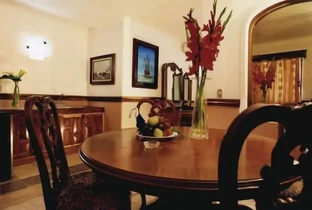 Junior Room, Quintuple