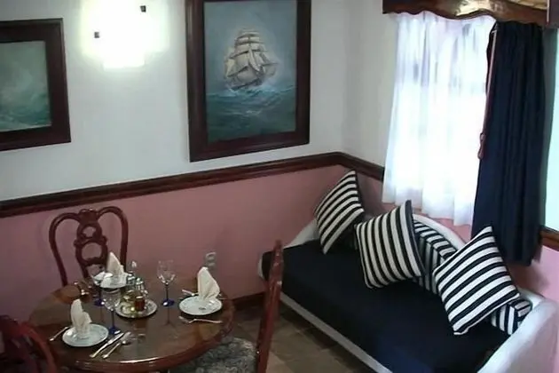 Junior Room, Quintuple