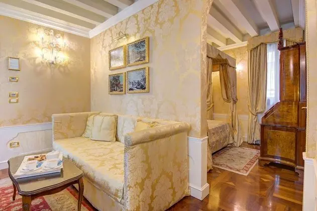 Bir adet Çift Kişilik veya İki adet Tek Kişilik Yataklı (Prestige Junior Suite)