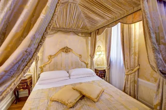 Bir adet Çift Kişilik veya İki adet Tek Kişilik Yataklı (Prestige Junior Suite)