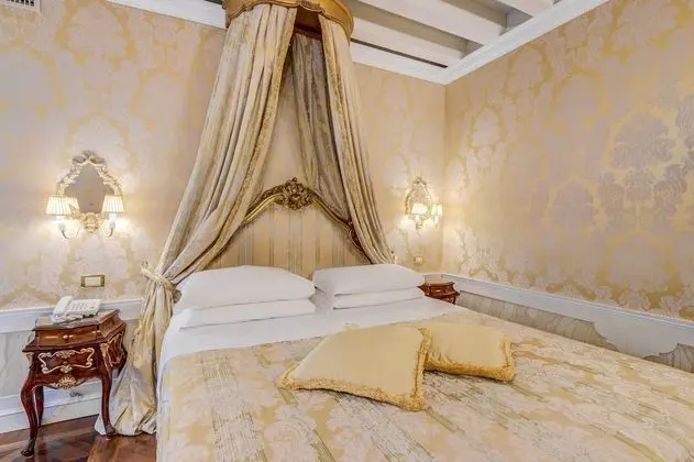 Bir adet Çift Kişilik veya İki adet Tek Kişilik Yataklı (Prestige Junior Suite)