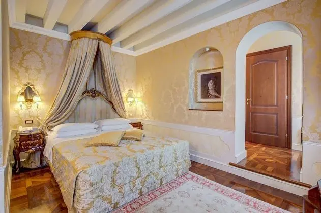 Tek Büyük Yataklı Oda, Kanal Manzaralı (Prestige)