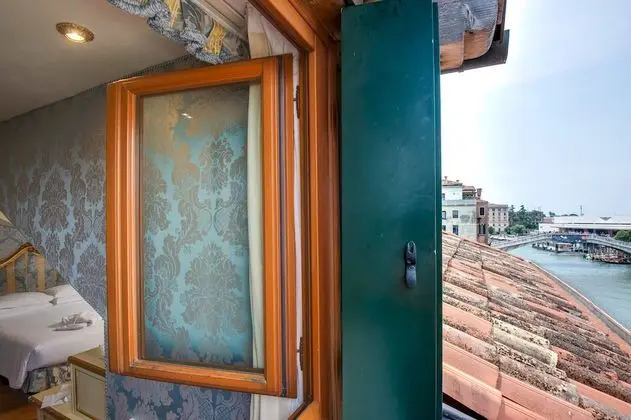 Tek Büyük Yataklı Oda, Kanal Manzaralı (Prestige)