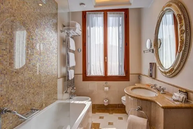 Tek Büyük Yataklı Oda, Kanal Manzaralı (Prestige)