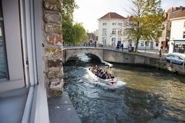 Üç Kişilik Oda, Kanal Manzaralı (with shower)