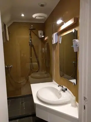 Üç Kişilik Oda, Kanal Manzaralı (with shower)