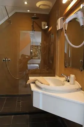 Üç Kişilik Oda, Kanal Manzaralı (with shower)