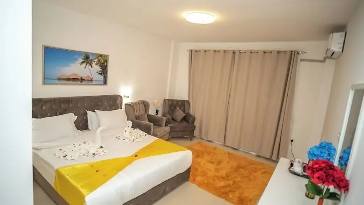 Deluxe Oda, Teras, Havuz Manzaralı