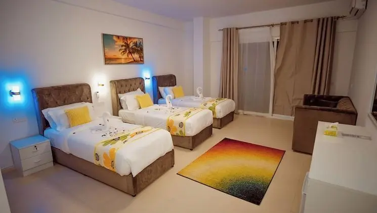 Deluxe Üç Kişilik Oda, Balkon, Havuz Manzaralı
