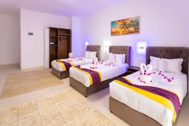 Deluxe Üç Kişilik Oda, Balkon, Havuz Manzaralı