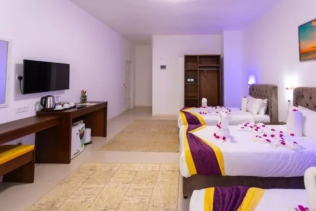 Deluxe Üç Kişilik Oda, Balkon, Havuz Manzaralı