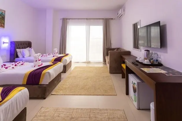 Deluxe Üç Kişilik Oda, Balkon, Havuz Manzaralı