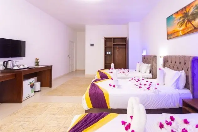 Deluxe Üç Kişilik Oda, Balkon, Havuz Manzaralı