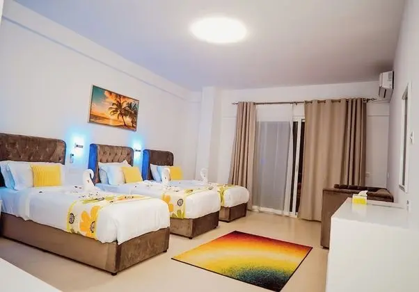 Deluxe Üç Kişilik Oda, Balkon, Havuz Manzaralı