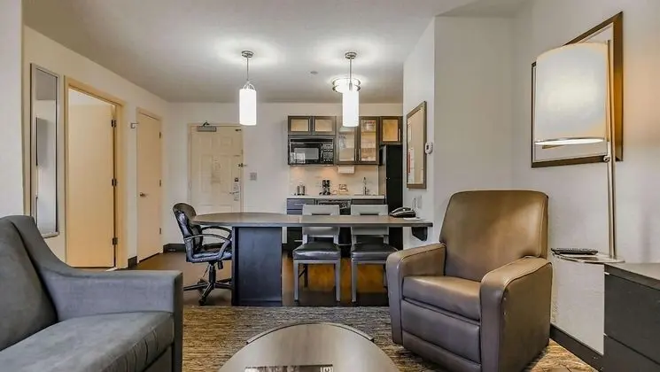 Süit, 1 Büyük (Queen) Boy Yatak ve Çekyat, Engellilere Uygun (Hearing Accessible One Bedroom Suite)