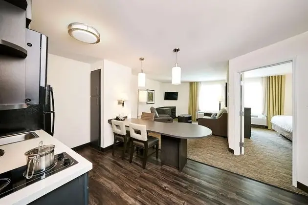 Süit, 1 Büyük (Queen) Boy Yatak ve Çekyat, Engellilere Uygun (Hearing Accessible One Bedroom Suite)