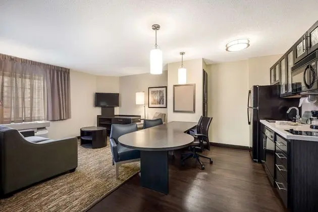 Süit, 1 Büyük (Queen) Boy Yatak ve Çekyat, Engellilere Uygun (Hearing Accessible One Bedroom Suite)