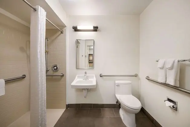 Süit, 1 Büyük (Queen) Boy Yatak, Engellilere Uygun (Mobility Roll in Shower One Bedroom)