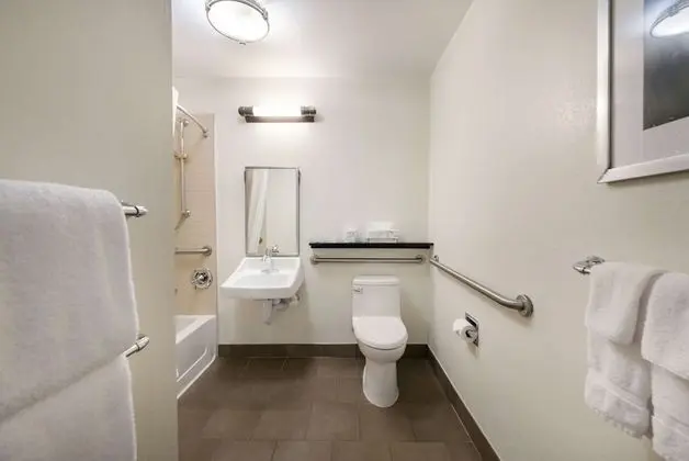 Süit, 1 Büyük (Queen) Boy Yatak, Engellilere Uygun (Mobility Tub One Bedroom)
