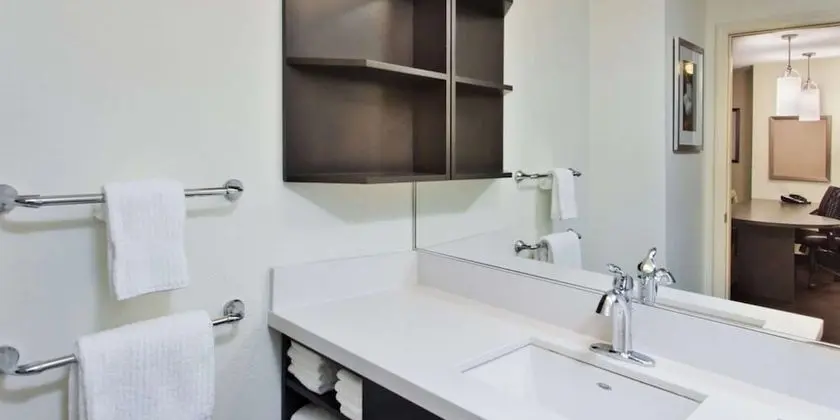 Süit, 1 Büyük (Queen) Boy Yatak ve Çekyat, Engellilere Uygun (Hearing One Bedroom)