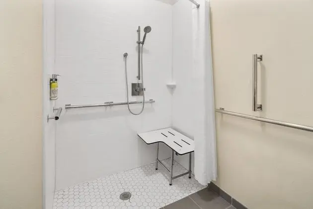 Stüdyo Süit, 1 En Büyük (King) Boy Yatak, Engellilere Uygun (Comms Accessible. Roll-In Shower)
