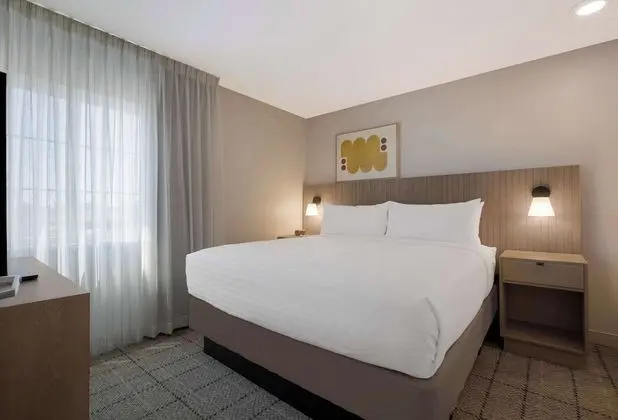 Süit, 1 Büyük (Queen) Boy Yatak, Engellilere Uygun (Mobility Roll in Shower One Bedroom)