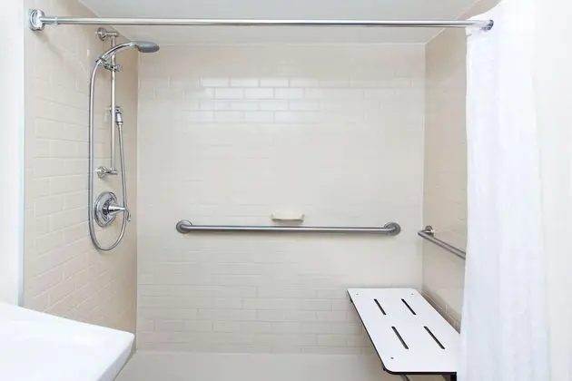 Süit, 1 Büyük (Queen) Boy Yatak, Engellilere Uygun (Mobility Roll in Shower One Bedroom)