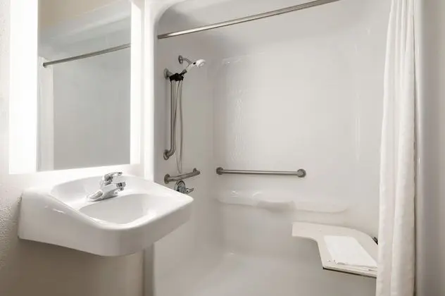 Stüdyo Süit, 2 Büyük (Queen) Boy Yatak, Engellilere Uygun (Comms Accessible. Roll-In Shower)