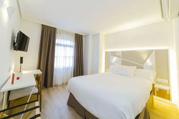 Büyük Yataklı Tek Kişilik Oda