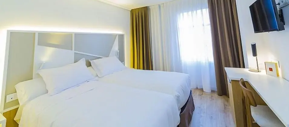 Büyük Yataklı Tek Kişilik Oda