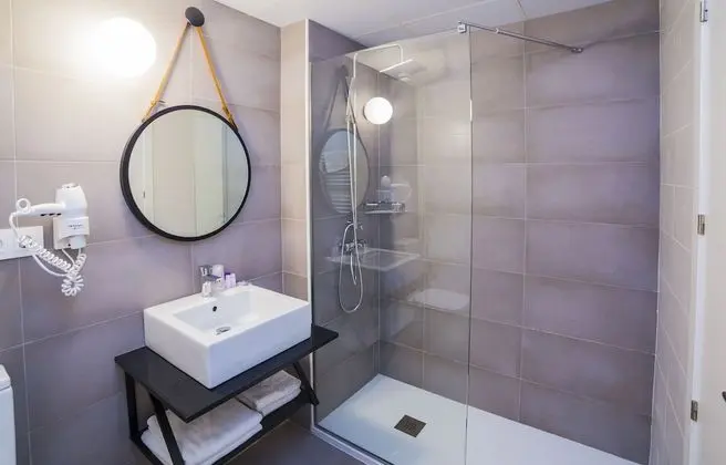 Büyük Yataklı Tek Kişilik Oda