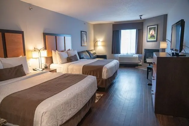 Superior Oda (2 Queen Beds plus sofabed)