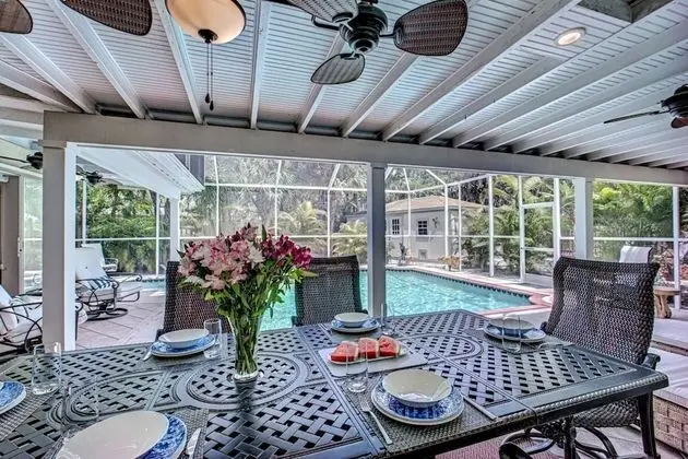 Ev (Canopy Cottage on Siesta Key)