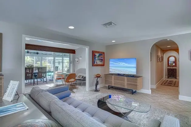 Ev (Canopy Cottage on Siesta Key)