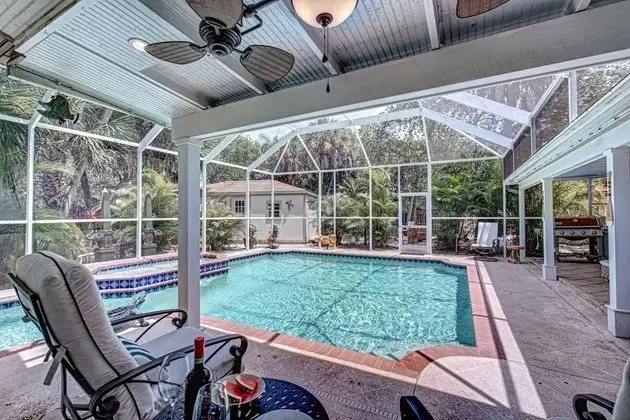 Ev (Canopy Cottage on Siesta Key)